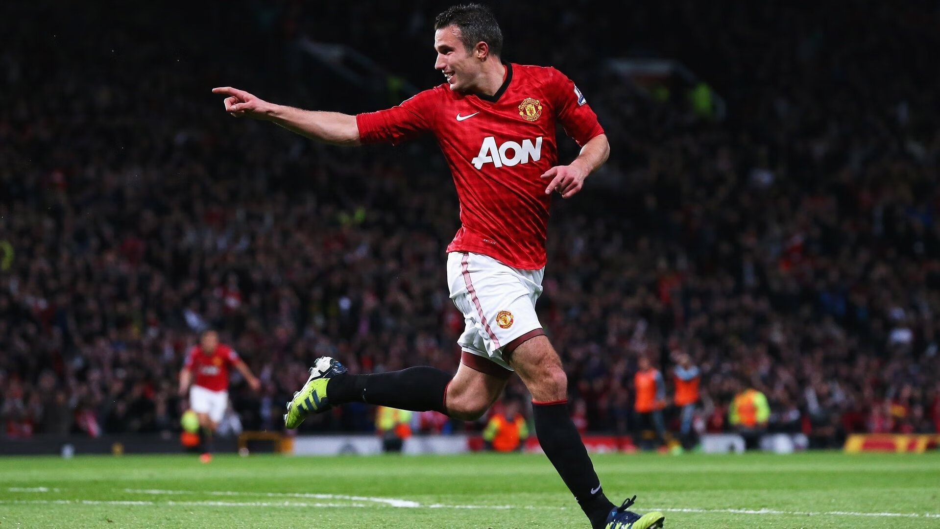 “高新体育中心：篮球选手拼尽全力，赛场高潮迭起”